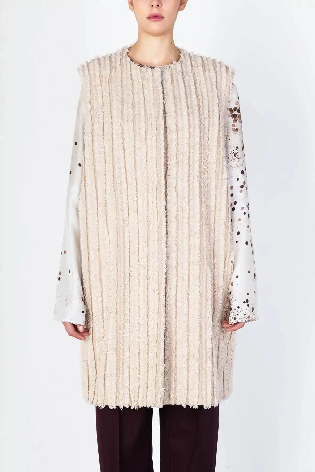 SLEEVELESS FRINGED COAT